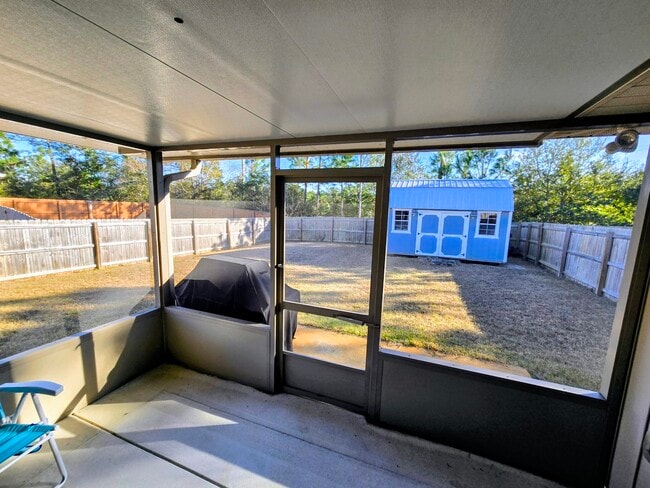 Porche con mosquitero, patio trasero cercado - 6661 Water St