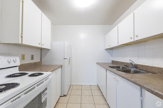 1BR + DEN, 1BA - 720SF - Kitchen - 11 Kendale Court Apartments
