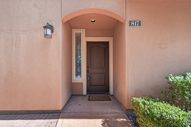 Photo - 817 Rosine St