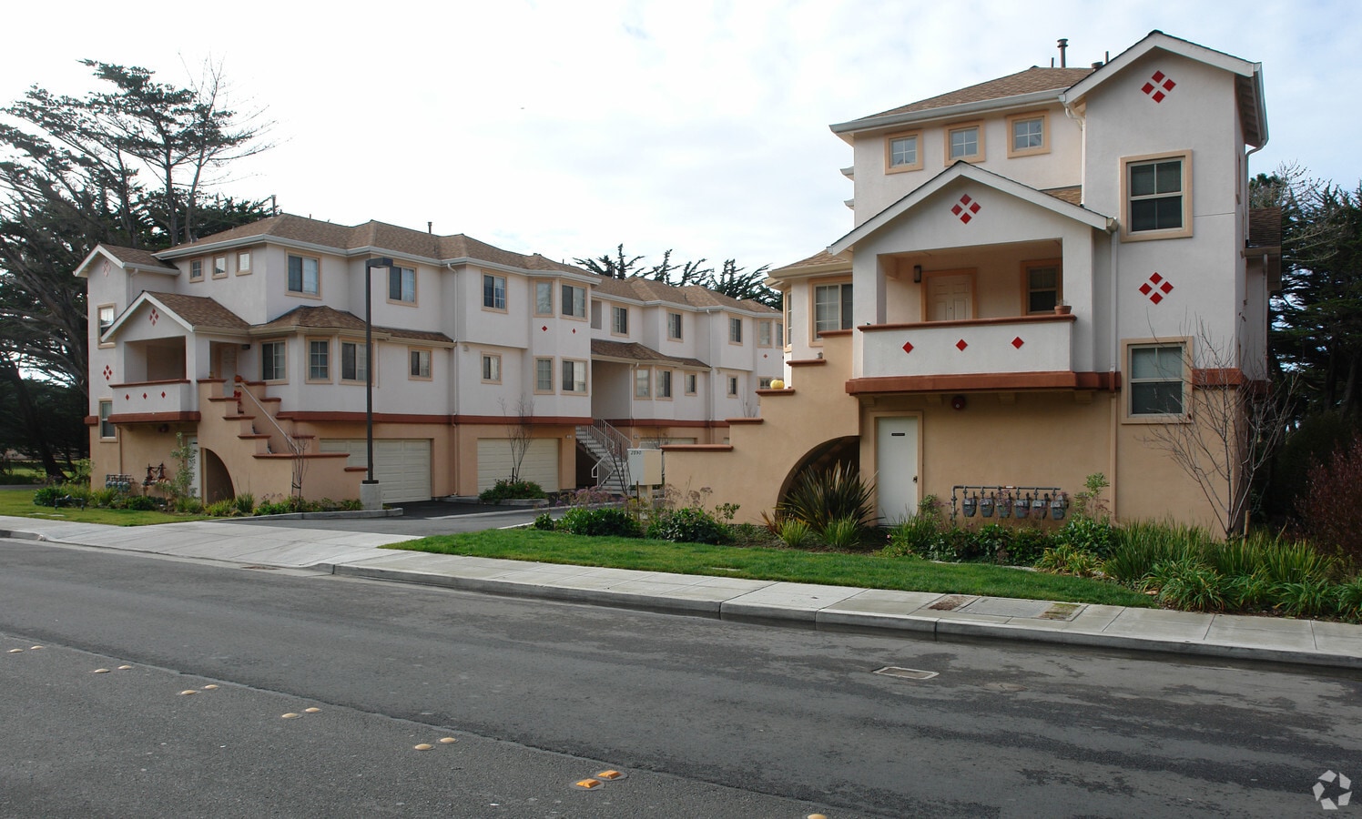 Photo - Pacific Pines Apts