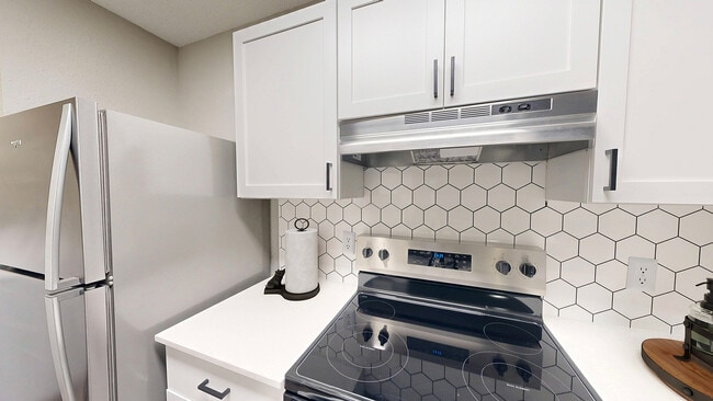 Electrodomésticos de cocina elegantes y modernos - The 1800 at Barrett Lakes Apartments