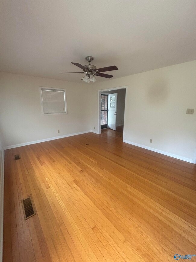 Photo - 1805 Stevens Dr NE