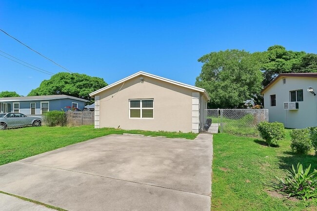 Building Photo - 1340 W 35th St