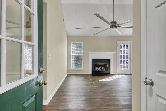 Photo - 40 Elisabeth Way