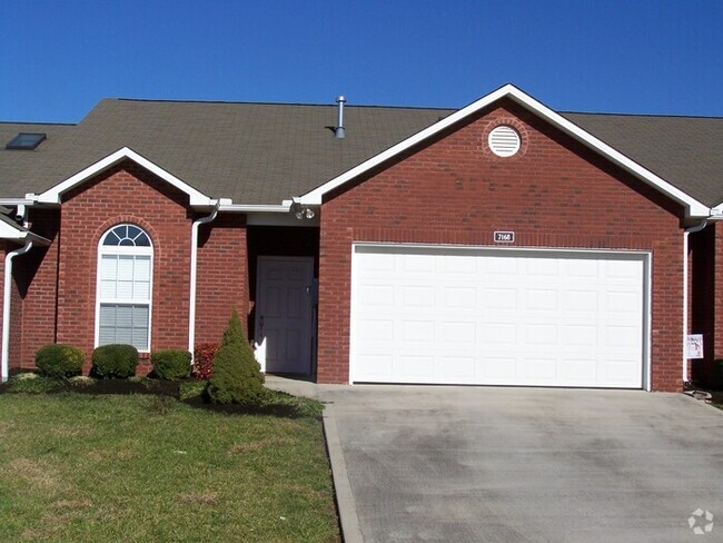 Building Photo - 2 bed, 2 bath, 2 car garage, ranch style t... Rental