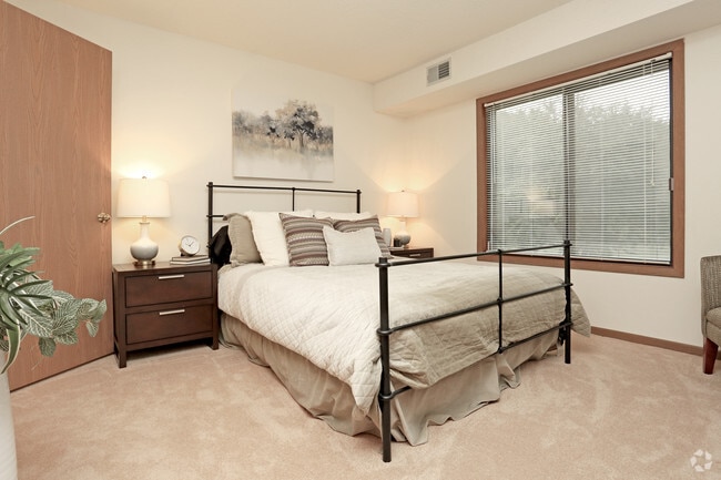 2BR, 2BA - 960 SF