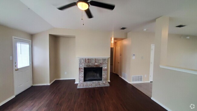 Building Photo - Spacious Lancaster Home!  Move in ready