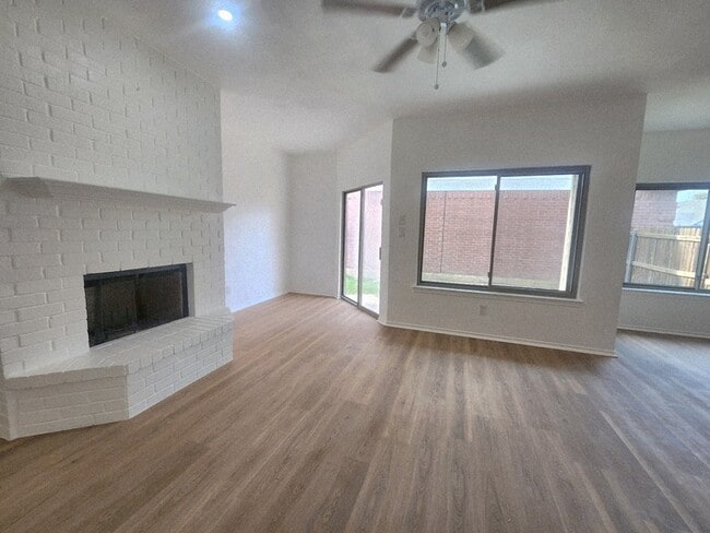 Building Photo - 3/2/2 Fresh Remodel