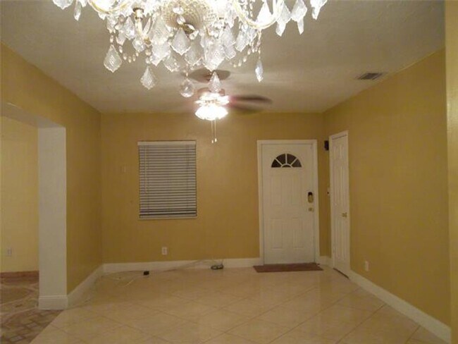 Photo - 930 NE 160th St