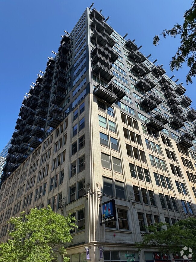 Building Photo - 565 W Quincy St Rental