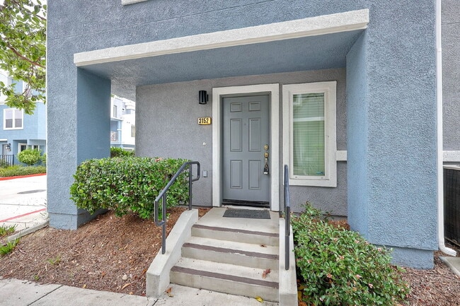 Building Photo - Spacious 2-Bed, 2.5-Bath Condo on Lighthou...