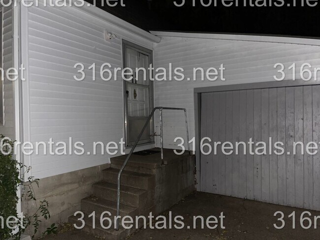 Photo - $650 - 1 bed 1 bath - Duplex Unit 104 E 14th St