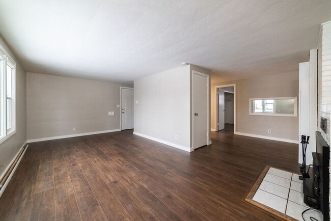 Photo - 172-172 NE Juniper St