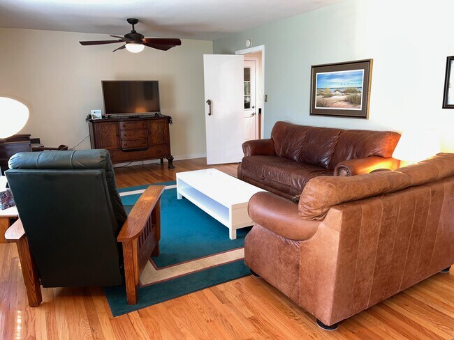 Photo - 727 Banks Terrace SE