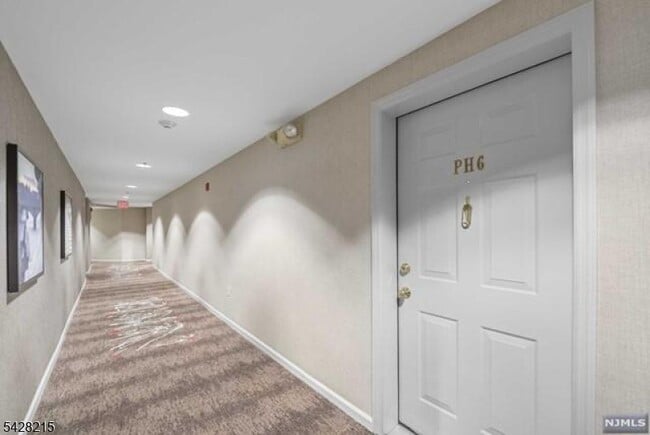 Building Photo - 406 Jefferson Ct Unit PH6