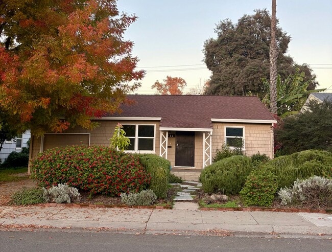 Building Photo - 3bed/2bath Home in Land Park