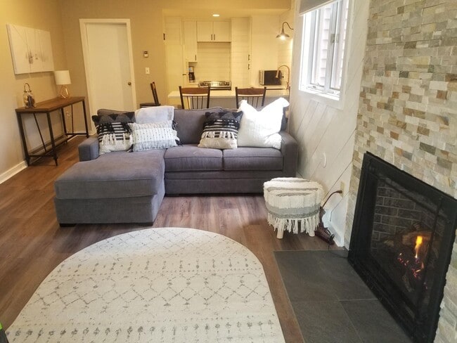 Building Photo - $1,800 - 2 Bed, 2 Bath Furnished SUMMER 6 month seasonal available 4/15