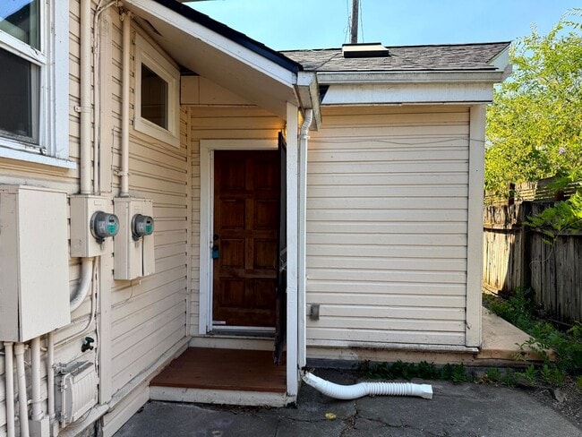 Building Photo - 2 Bedroom, 1.5 Bathroom on Jefferson St.