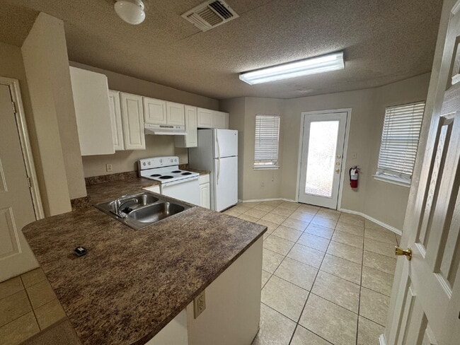 Photo - Quad Located In The Heart of Shopping, Dining & Leisure! Easy Access to West Loop!