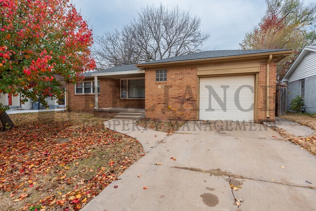 933 S Apache Dr