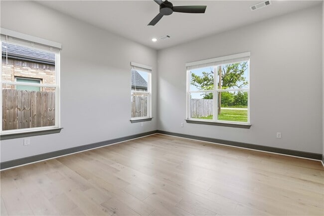 Building Photo - 980 Trestle Ln