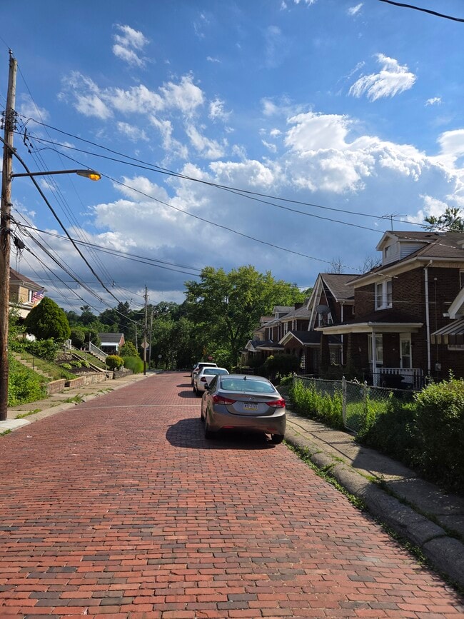 Building Photo - 2064 Dartmore St
