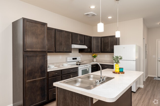 2BR, 2BA - 928SF - Kitchen