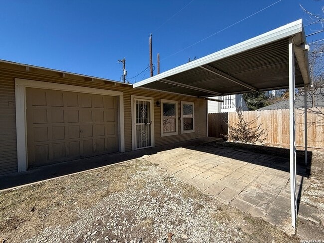 Building Photo - 269 E Rosewood Ave