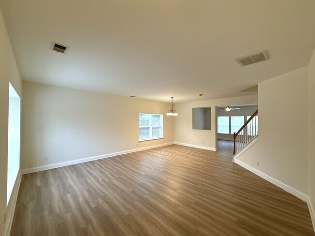 Photo - 4 Bedroom Home in University!