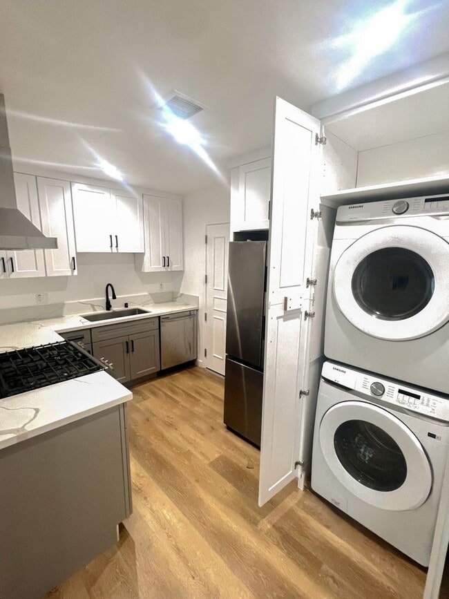 Beautifully Updated 2-Bedroom in the Heart... - Beautifully Updated 2-Bedroom in the Heart... Unit 02