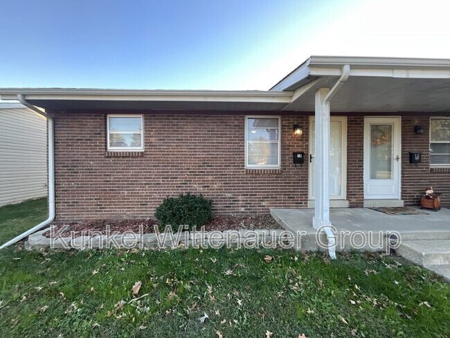 Building Photo - 10 Blackburn Manor