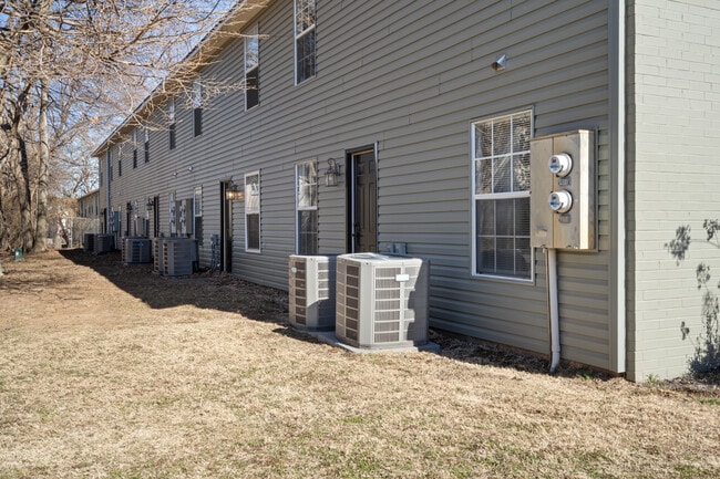 17-884 W Holly St-17