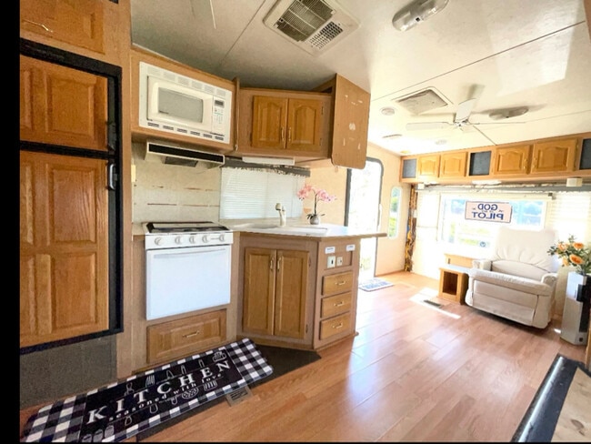 Photo - 1 E Middlefield Rd