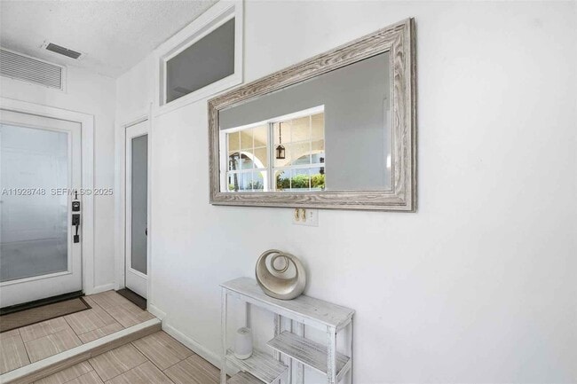 Photo - 521 NE 70th St Unidad 2