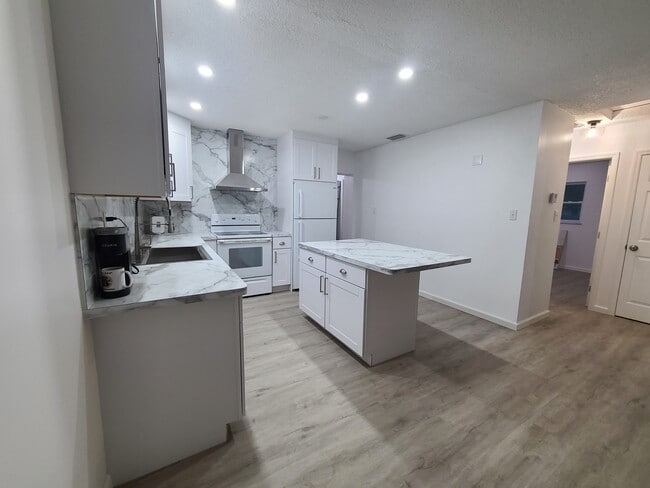 Photo - 3031 NE Savannah Rd