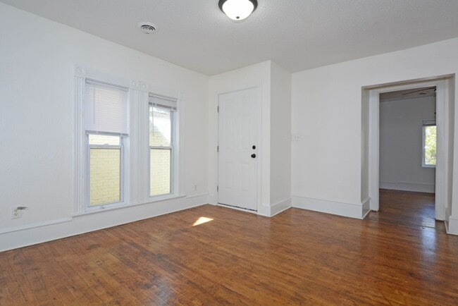 Photo - 2709 Bloomington Ave Unidad 2