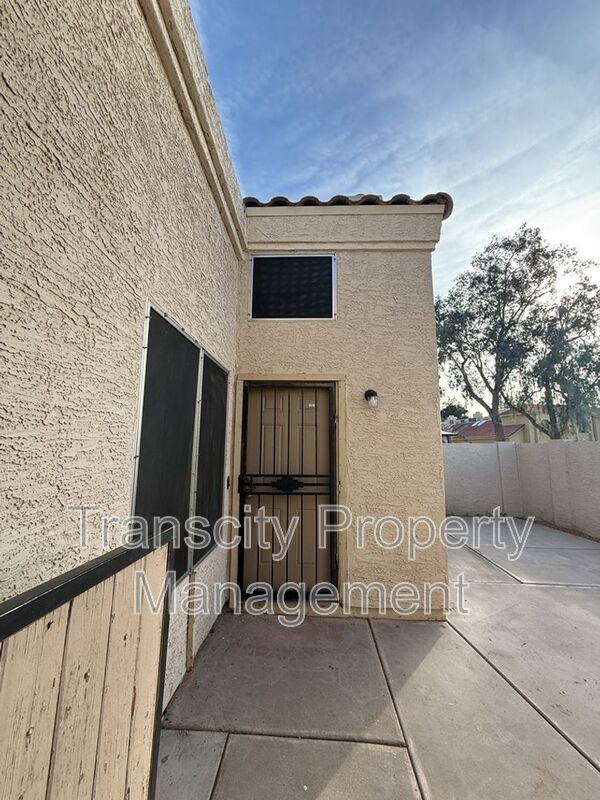 Photo - 1111 W Summit Pl