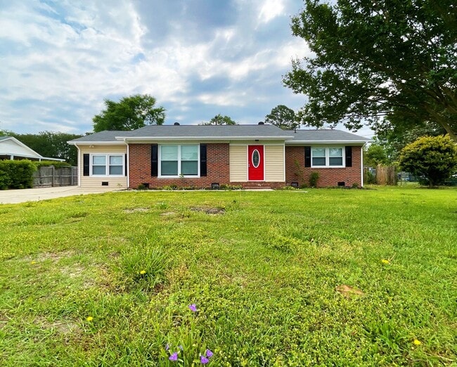 Building Photo - Remodeled 4 Bedroom / 2 Bathroom in proximity to shopping & Fort Bragg!