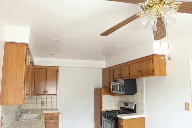 Photo - 985 W 9th St