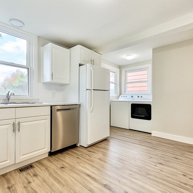 Photo - 223 Weir St N