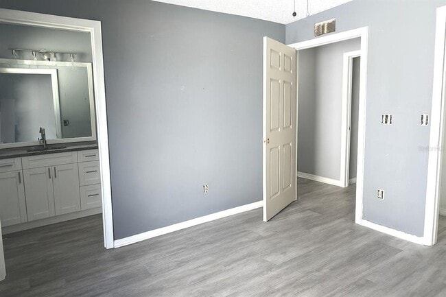 Photo - 1015 Queen St S