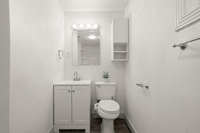 Photo - 240 N York St Unit Apt 1