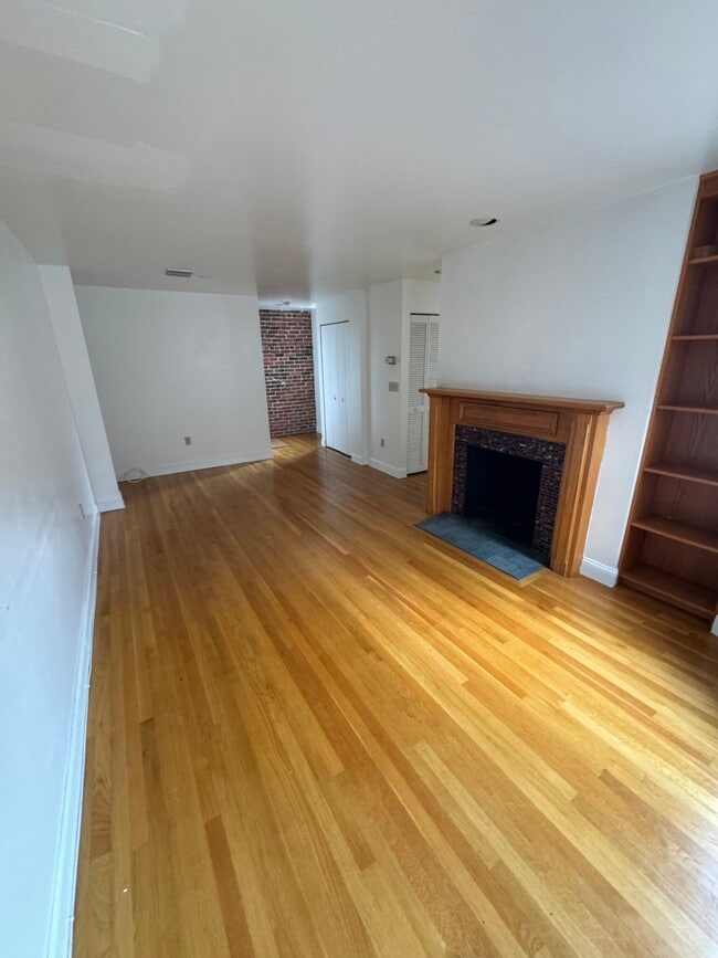 Photo - 102 Gainsborough St