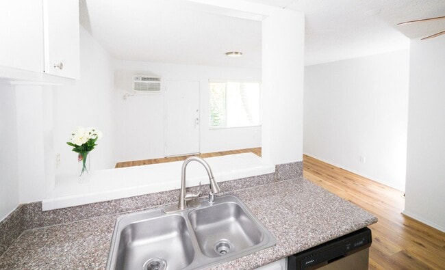 Photo - 14220 Burbank Blvd