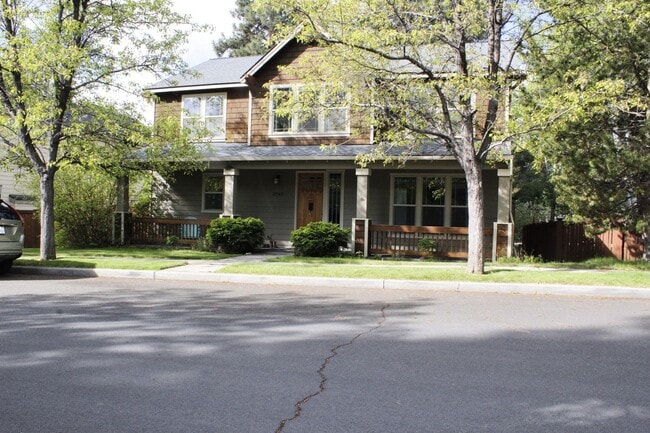 Building Photo - Gorgeous NW home with 3 primary suites 3.5 bathrooms and a fully fenced backyard!