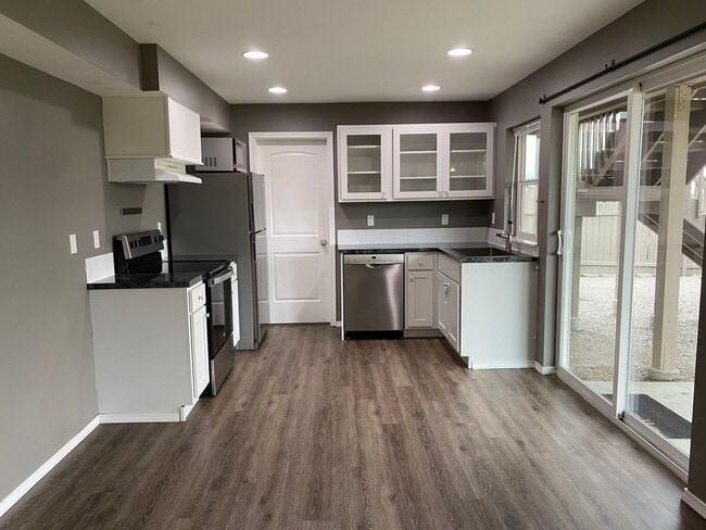 Building Photo - 3950 NE Vista del Rey Dr Unit B