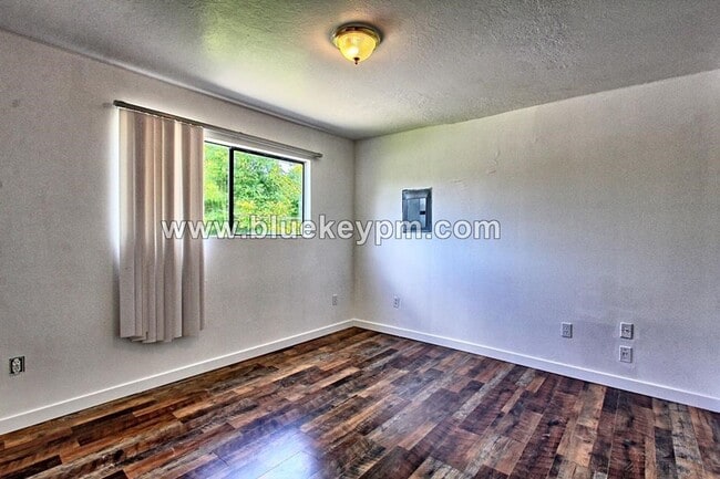 Photo - Upper Floor 1 Bed, 1 Bath Duplex Unit for ...