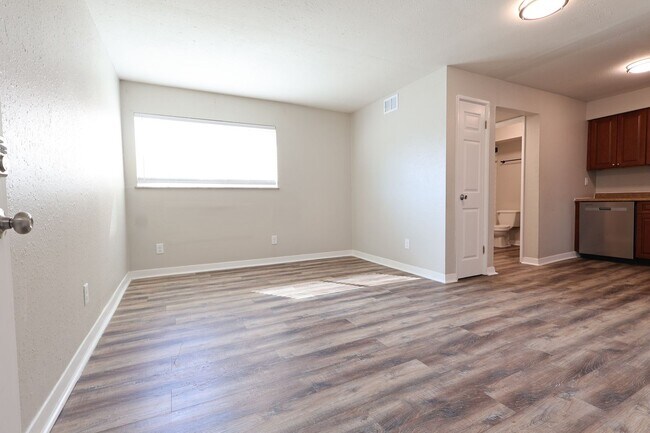 Photo - Beautiful 1 Bedroom w/ Off-Street Parking Unidad 104