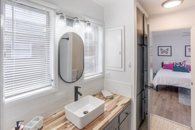 Photo - Charming Furnished 2BR/1BA in Midtown Sava... Unit 23 Berkley  2