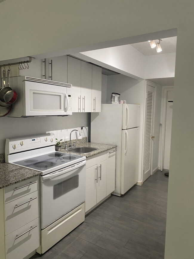 Photo - 638 NW 13th St Unidad Studio Rental